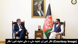 حمدالله محب، مشاور شورای امنیت ملی افغانستان (راست) و ستیفانی پونتی کوروو، نماینده ملکی ناتو در کابل
