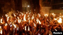 მართლმადიდებელი ქრისტიანები ესწრებიან წმინდა ცეცხლის ცერემონიას, 2021 წლის 1 მაისი.