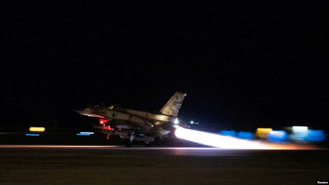 Un avion de luptă israelian decolează de la o locație necunoscută pentru o misiune de bombardament asupra unor ținte Hezbollah din Liban. 
