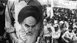 A supporter holds a portrait of Ayatollah Khomeini in 1979 (photo by Reza Deghati) 