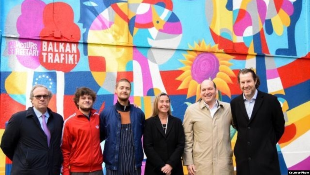Vizuelni umetnik iz BiH Rikardo Druškić (treći sa leve strane) naslikao je početkom aprila mural posvećen Zapadnom Balkanu