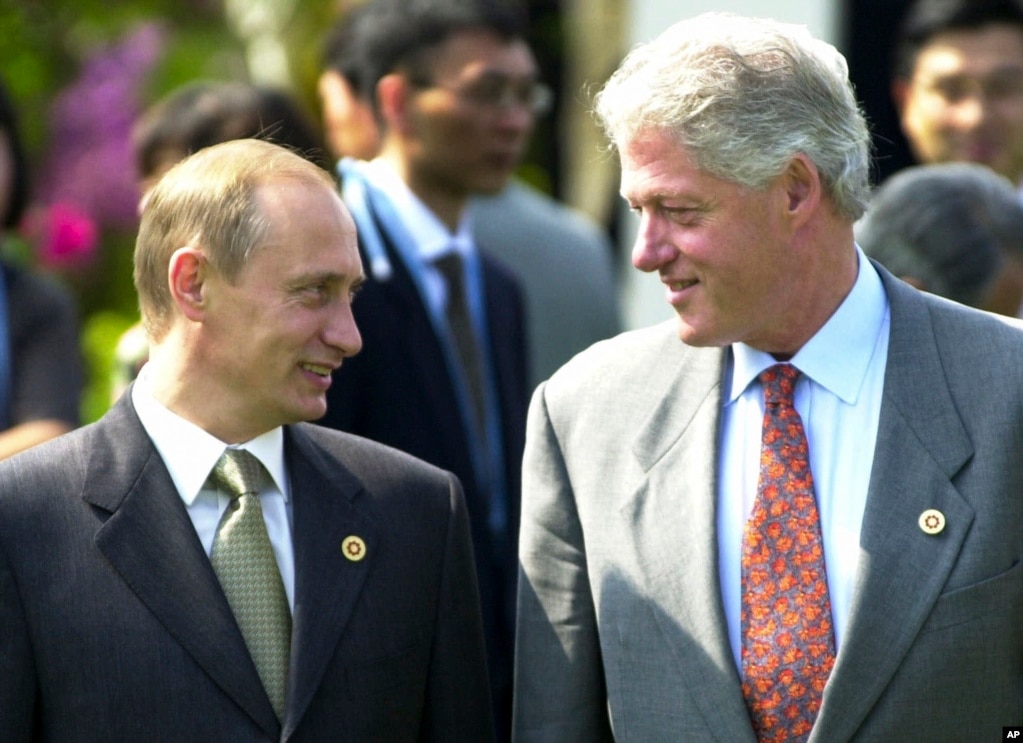 Clinton dhe Putin gjatë një ceremonie të mbjelljes së pemëve në Bankokushinryokan, që do të thotë “Ura drejt Botës,” para samitit të tetë shteteve më të industrializuara (G8), që është mbajtur në Japoni, në korrik të vitit 2000.