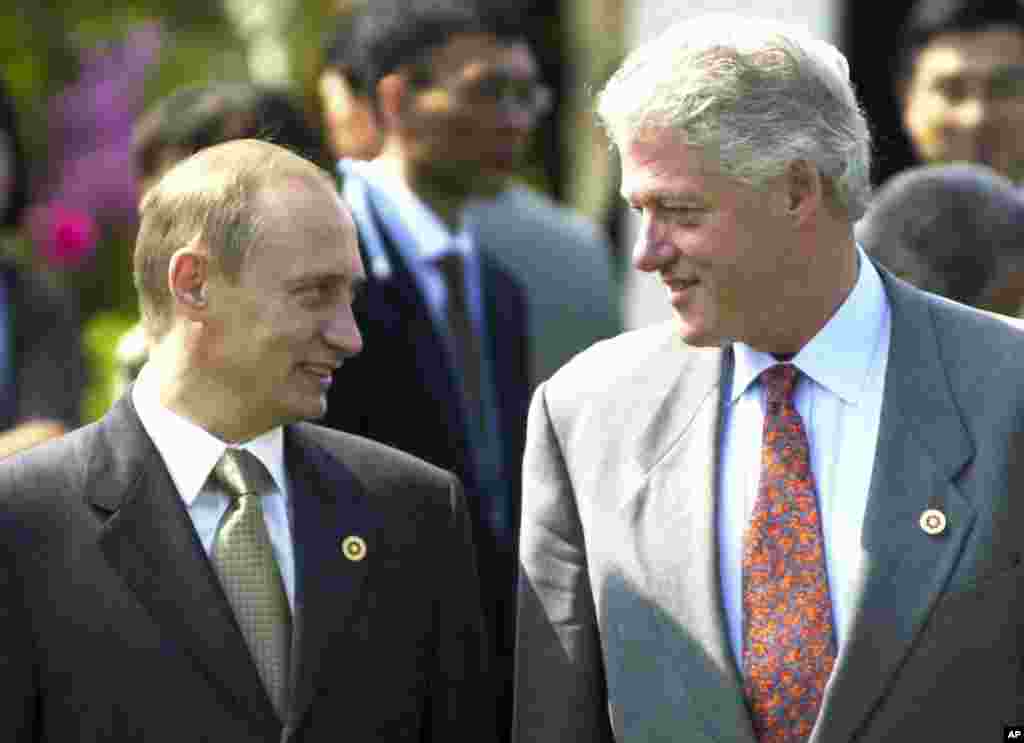 Clinton s Putinom tokom ceremonije sadnje drveća u Bankokušinrokanu ili "Mostu prema svijetu", prije sastanka Grupe osam u Nagu, Okinawa, Japan, u julu 2000. godine.