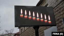 Plakat s osam svijeća u Posušju, dva dana nakon što je osam mladih osoba nastradalo ugušivši se ugljičnim monoksidom, 2. januar 2021. 