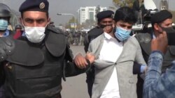 Police Clash With Protesting Pakistani Government Employees Demanding Higher Wages