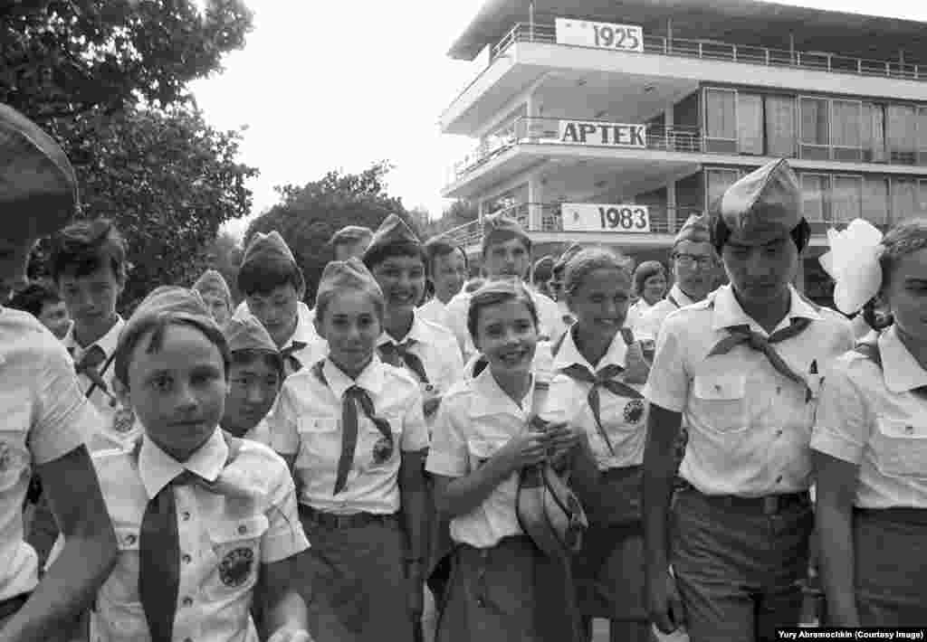 American peace activist Samantha Smith (center, with satchel) in Crimea in 1983 as photographed by Abramochkin. The young American girl became famous after exchanging letters with the Soviet leader at the time and receiving a personal invitation to visit the U.S.S.R. Two years after this photo was taken she was killed in a plane crash in Maine.&nbsp;