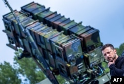 Владимир Зеленский во время визита в Германию в июне 2024 года на фоне комплекса противовоздушной обороны "Пэтриот"