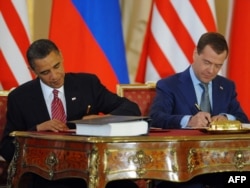 Барак Обама и Дмитрий Медведев подписывают договор СНВ-3