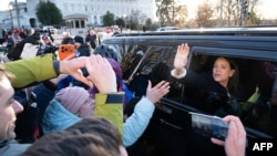 Lidera opoziției venezuelene, Maria Corina Machado, le face cu mâna susținătorilor din mașina sa, în timp ce părăsește Capitoliul SUA, după întâlnirea cu senatori americani, pe 15 ianuarie 2026, la Washington
