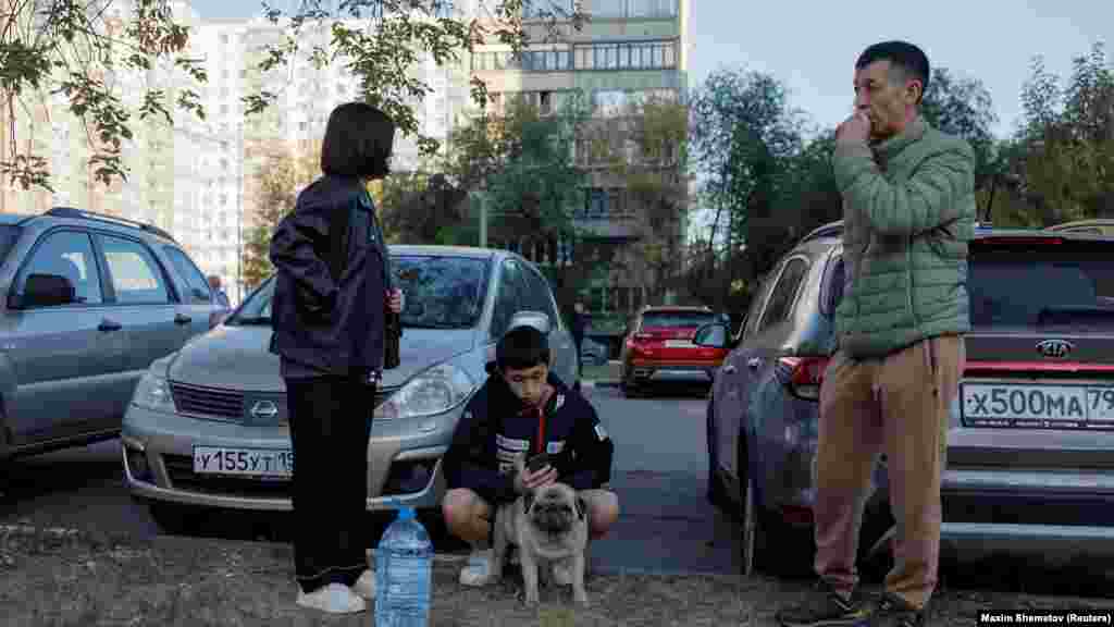 A ramenszkojei ház lakói biztonsági okokból az utcán várakoztak, amíg a hatóságok felmérték a terepet.&nbsp;A háború során Oroszország több ezer rakéta- és dróncsapást mért Ukrajnára, amelyek polgári infrastruktúrát céloztak és ezreket öltek meg