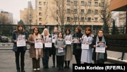 აქციის მონაწილეებს გენერალური პროკურატურის წარმომადგენელი ხვდება.