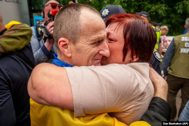 Український солдат обіймає свою кохану, повернувшись з полону після обміну військовополоненими між Росією та Україною, Чернігівська область, Україна, 19 червня 2025 року
