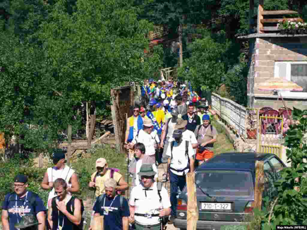 Učesnici ovogodišnjeg Marša mira, koji se organizira sedmi put u znak sjećanja na golgotu žrtava srebreničkog genocida, koji su prešli put dug 85 kilometara probijajući se do slobodne teritorije u Tuzli, 08.07.2011. Foto: Reuters / Dado Ruvić 