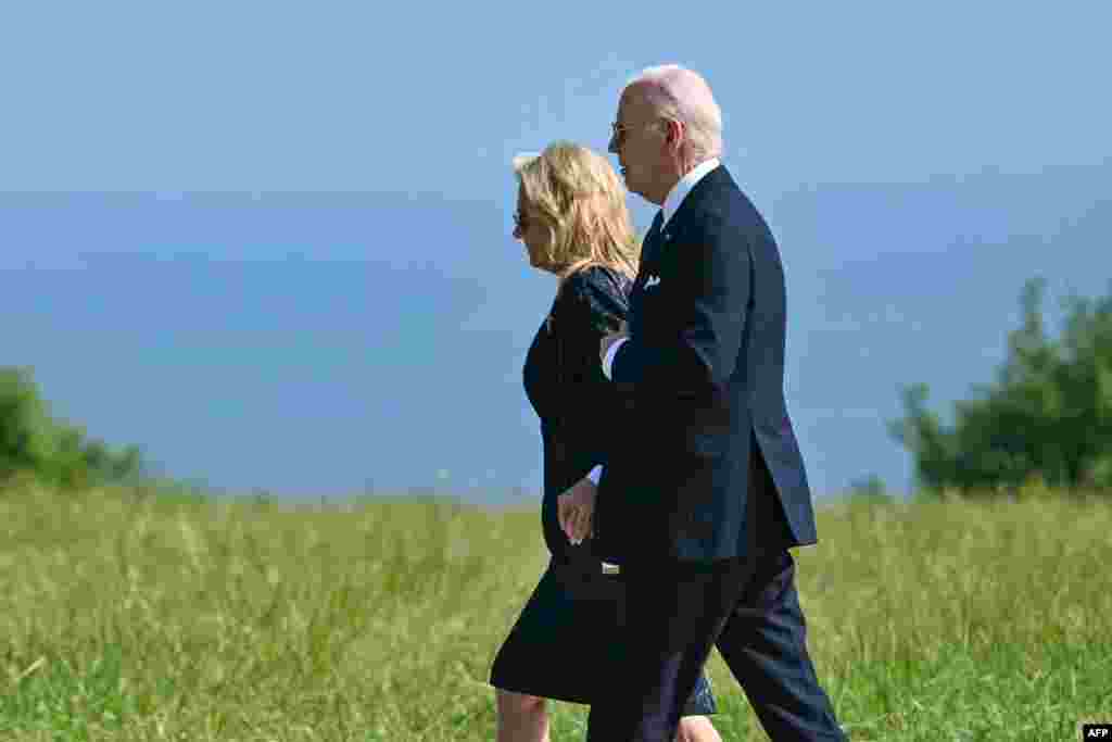 Președintele SUA, Joe Biden, și soția lui, Jill Biden, au ajuns joi dimineață cu elicopterul la&nbsp;Colleville-sur-Mer, deasupra plajei Omaha, unde se află Memorialul American al Debarcării din Normandia. În declarațiile dinaintea vizitei, Biden a spus că lumea se află din nou la un moment de cotitură, sub spectrul războiului, din cauza invaziei rusești în Ucraina. Președintele rus, Vladimir Putin, nu a fost invitat la ceremoniile din Franța. Biden urma, în schimb, să se întâlnească cu președintele Ucrainei, Volodimir Zelenski.&nbsp; &nbsp;