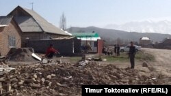 Разрушенное строение на незаконно захваченном участке в новостройке "Арча-Бешик", Бишкек, 20 марта 2013 года.
