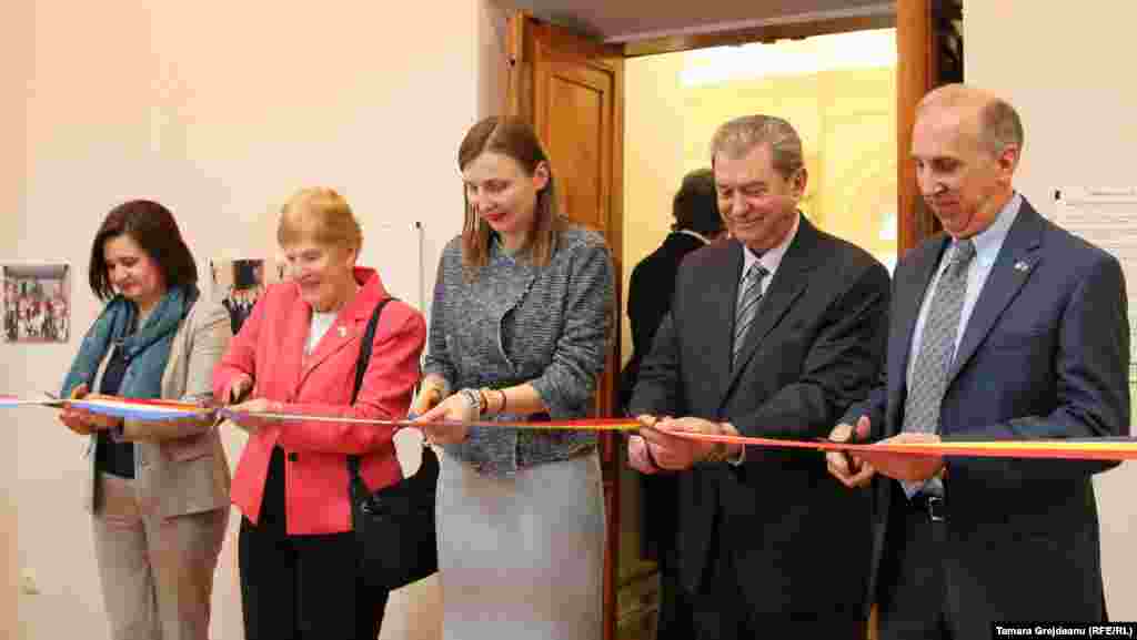 Deschiderea expoziției. De la stânga la dreapta: ministrul culturii Monica Babuc, ambasadoarea Mary Pendleton, viceministrul de externe Daniela Morari, ambasadorul Nicolae Tâu, ambasadorul James Pettit