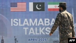 Исламабад. АКШ менен Ирандын ортосундагы сүйлөшүүлөр тууралуу жазылган көрнөк. 11-апрель, 2026-жыл. 