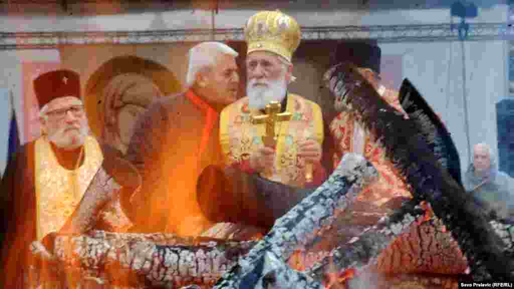 Nalaganje badnjaka, Crnogorska pravoslavna crkva.