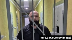 Абдуллоҳ Зарифзода, маъруф ба Идибеки Бохтарӣ барои таҳқири ҳамсӯҳбатон бо қарори додгоҳ ба панҷ шабонарӯз ҳабси маъмурӣ маҳкум шуд.