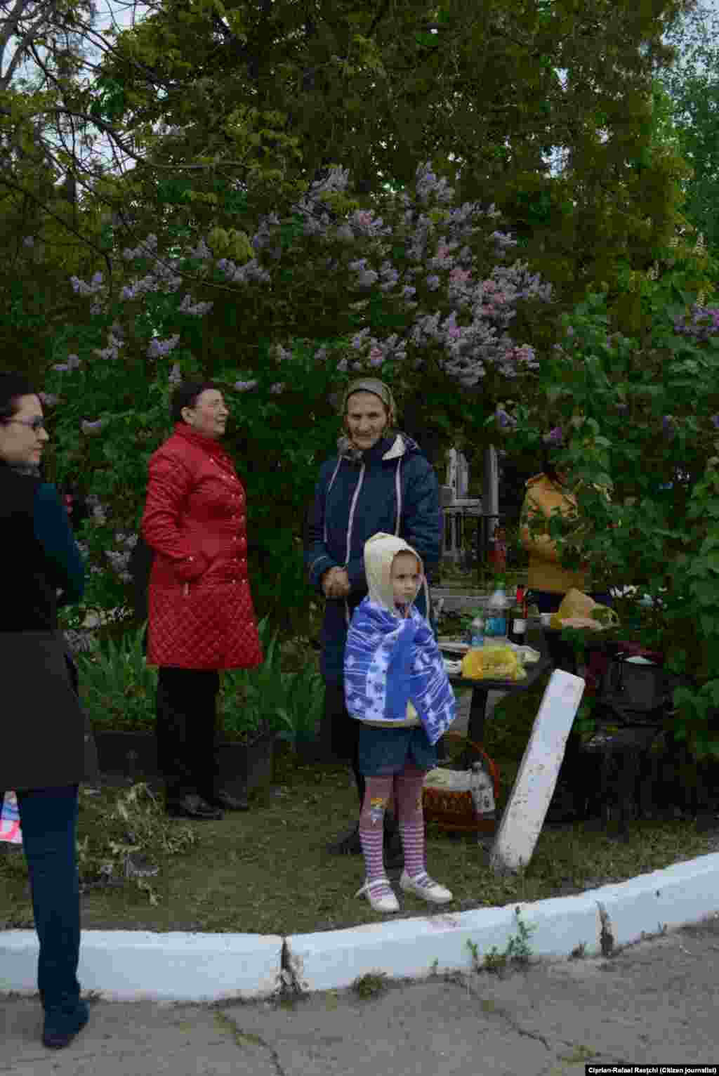 9. Deși unii vin cu familia la cimitir... (Foto: Ciprian-Rafael Raețchi)