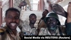 Pripadnici sudanske vojske unutar predsjedničke palate, nakon što su, prema sudanskoj vojsci, preuzeli kontrolu, u Kartumu, Sudan, 21. marta 2025.