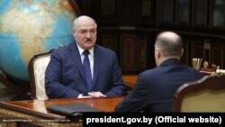 Аляксандар Лукашэнка зь дзяржаўным сакратаром Савета бясьпекі Аляксандрам Вальфовічам.