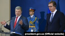 Президент України Петро Порошенко і президент Сербії Александар Вучич (праворуч). Белград, 3 липня 2018 року 