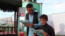 آموزش رایگان از سوی یک جوان برای اطفال کارگر در غزنی