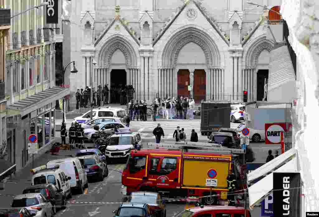 A nizzai Notre Dame bazilikában egy feltételezett terrorakció során egy késes támadó megölt három embert október 29-én.