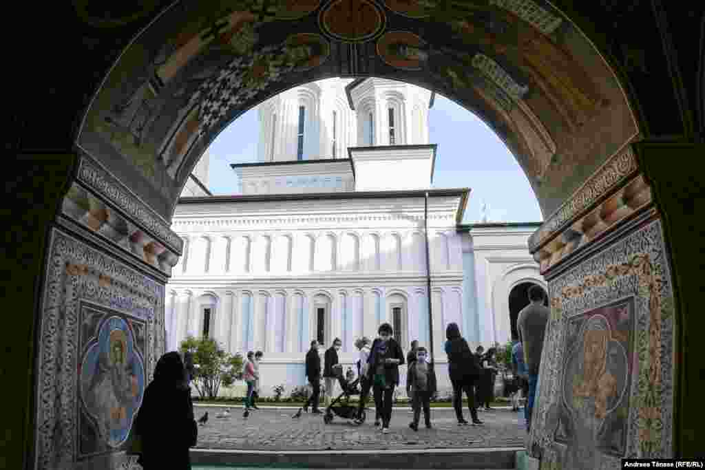 Credincioși ortodocși participă la slujba religioasă oficiată &#238;n Vinerea Mare, la Mănăstirea Radu Vodă din București, Rom&#226;nia.