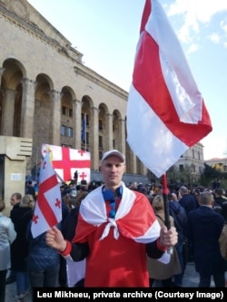 Леў Міхееў у Тбілісі зь беларускім і грузінскім сьцягамі