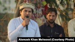 عالمزیب مسود د يوې جلسې پر مهال تقرير کوي