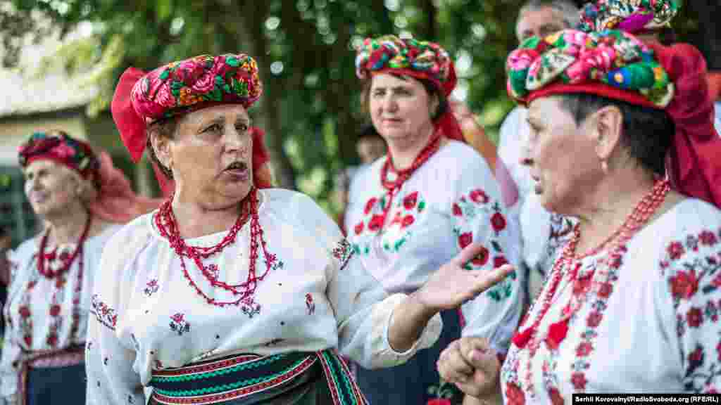 Кращі народі ансамблі розважають глядачів піснями та танцями