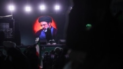 O imagine a noului lider suprem al Iranului, Mojtaba Khamenei, este afișată pe un ecran în Teheran, pe 9 martie 2026. Majid Asgaripour/WANA