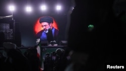 O imagine a noului lider suprem al Iranului, Mojtaba Khamenei, este afișată pe un ecran în Teheran, pe 9 martie 2026. Majid Asgaripour/WANA