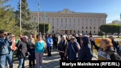 Пострадавшие от паводков в Уральске собрались у акимата города с требованием возместить им потерянное жильё. Уральск, 4 октября 2024 года
