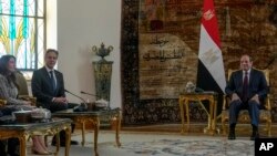 Secretarul de stat american Antony Blinken, alături de ambasadorul SUA în Egipt, Herro Mustafa Garg, se întâlnește cu președintele egiptean Abdel Fattah Al-Sissi. Cairo, Egipt, 6 februarie 2024. 