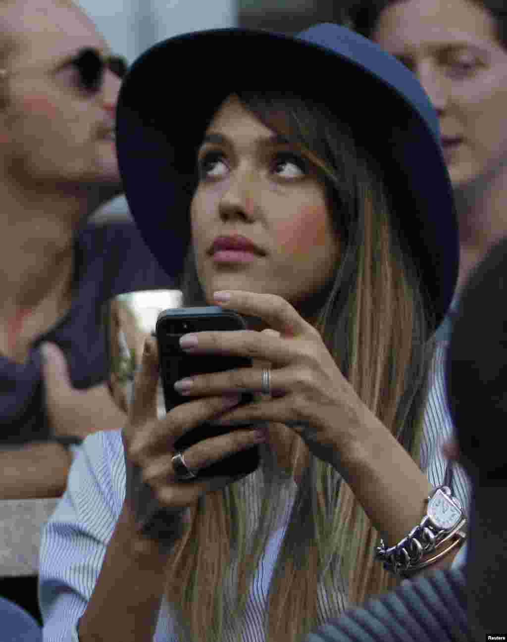 U publici je bila i glumica Jessica Alba, US Open, New York, 9. septembar 2013. Foto: REUTERS / Kena Betancur