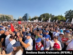 Mbështetës të Partisë Progresive Serbe në pushtet mblidhen para Parlamentit serb në Beograd, më 27 qershor 2026.