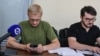 Адвокат Віталія Шабуніна (ліворуч) Сергій Рокунь вважає, що обвинувачення не могло розраховувати на погодження більш жорсткого запобіжного заходу з огляду на наявні докази.