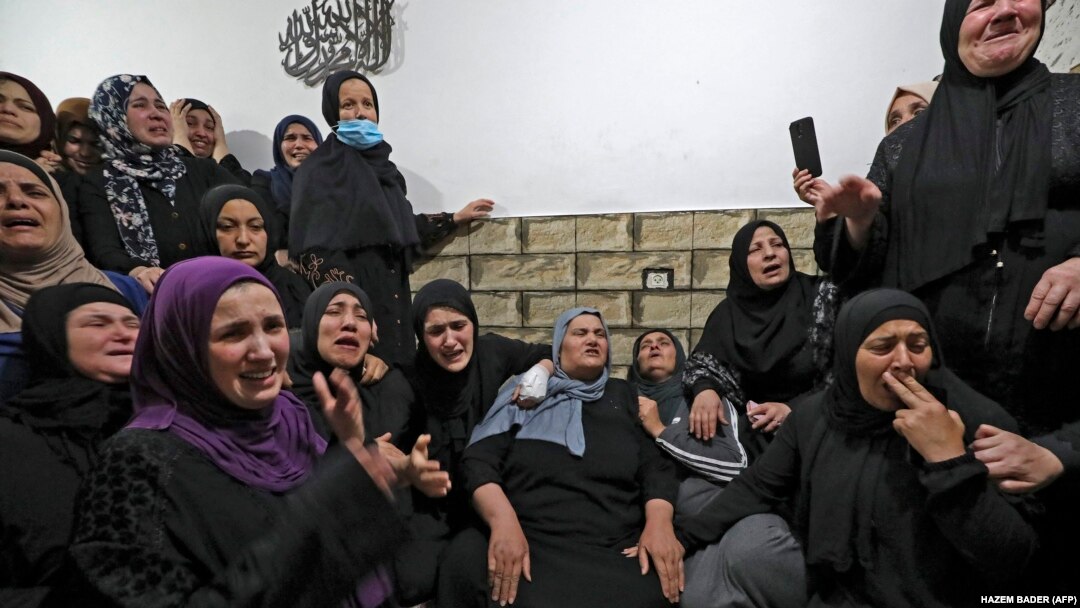 Rudele palestinianului Hussein al-Titi, 26, ucis de atacurile Israeliene în Cisiordania, la înmormântarea acestuia, 12 mai 2021.