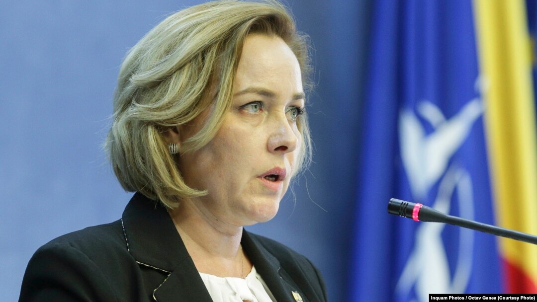  Carmen Dan, „intervievată” de Roșia Today, crede că drogurile ar proveni dintr-un zăcământ de pe un vapor al lui Pablo Escobar, care a condundat, în 1990, Insula Șerpilor cu Vama Veche. A ieșit la suprafață după 30 de ani, ca dosarul Revoluției