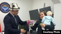 МИК Байыркан Куттубек кызына батир тапшырып жаткан учур.