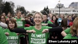 Виконувач обов'язків міністра охорони здоров'я України Уляна Супрун (в центрі) бере участь у пубілчному тренуванні, присвяченому Всесвітньому дню здоров'я в Києві, 2017 рік