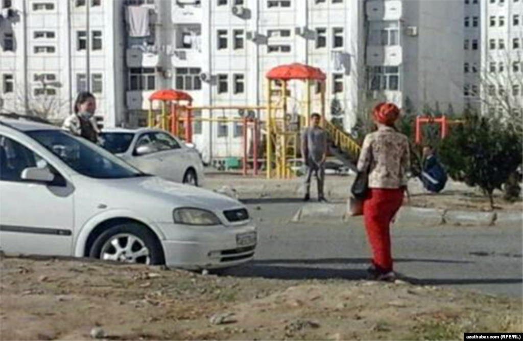 Jaýlaryň arasynda jerleşýän oýun meýdançasy. Aşgabat, Mart, 2021