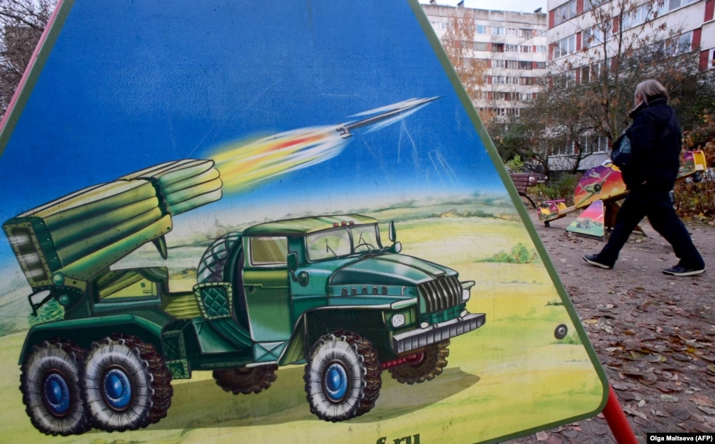 Një ilustrim i sistemit raketor të artilerisë Grad në një kënd lojërash në Shën Petersburg.Një arkitekte që foli për Bereg tha se qëllimi i këndeve të lojërave me tematikë lufte ka të bëjë më pak me tërheqjen e fëmijëve – pasi çdo tematikë e veçantë e kufizon mënyrën e lojës – dhe më shumë me fitimin e pëlqimit dhe mbështetjes së autoriteteve.