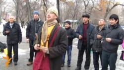 Молитвы у памятника Ганди