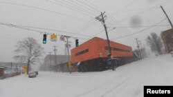 Snježna oluja premjestit će se s kopna na more u utorak navečer po američkom vremenu, a očekuje se da će vrlo niske temperature ostati barem do utorka.
(Louisville, Kentucky, SAD, 5. januara 2025.)