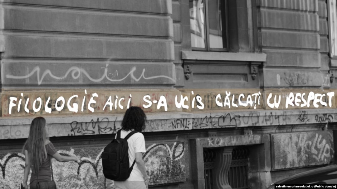 Mesaj suprapus prin editare foto pentru a evidenția una dintre cele mai importante inscripții de pe zidul Universității București în timpul Revoluției din 1989. Sursa: salvatimemoriarevolutiei.ro