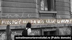 Mesaj suprapus prin editare foto pentru a evidenția una dintre cele mai importante inscripții de pe zidul Universității București în timpul Revoluției din 1989. Sursa: salvatimemoriarevolutiei.ro